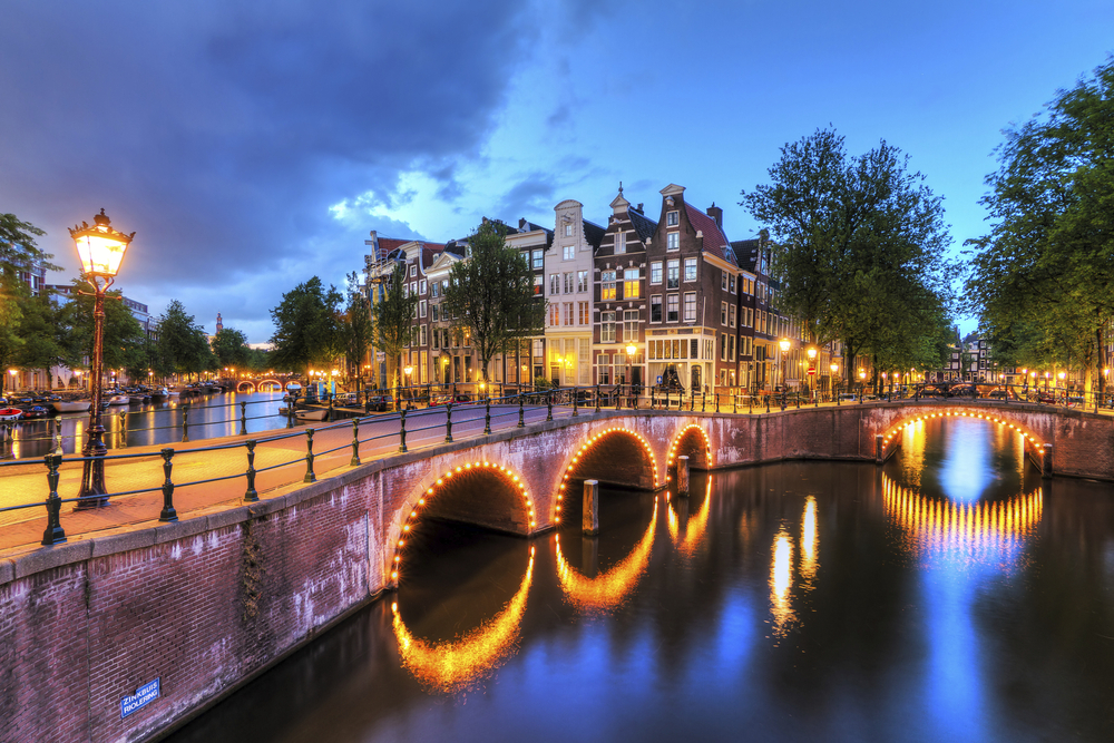 beleuchtete Brücke an einem Kanal in Amsterdam