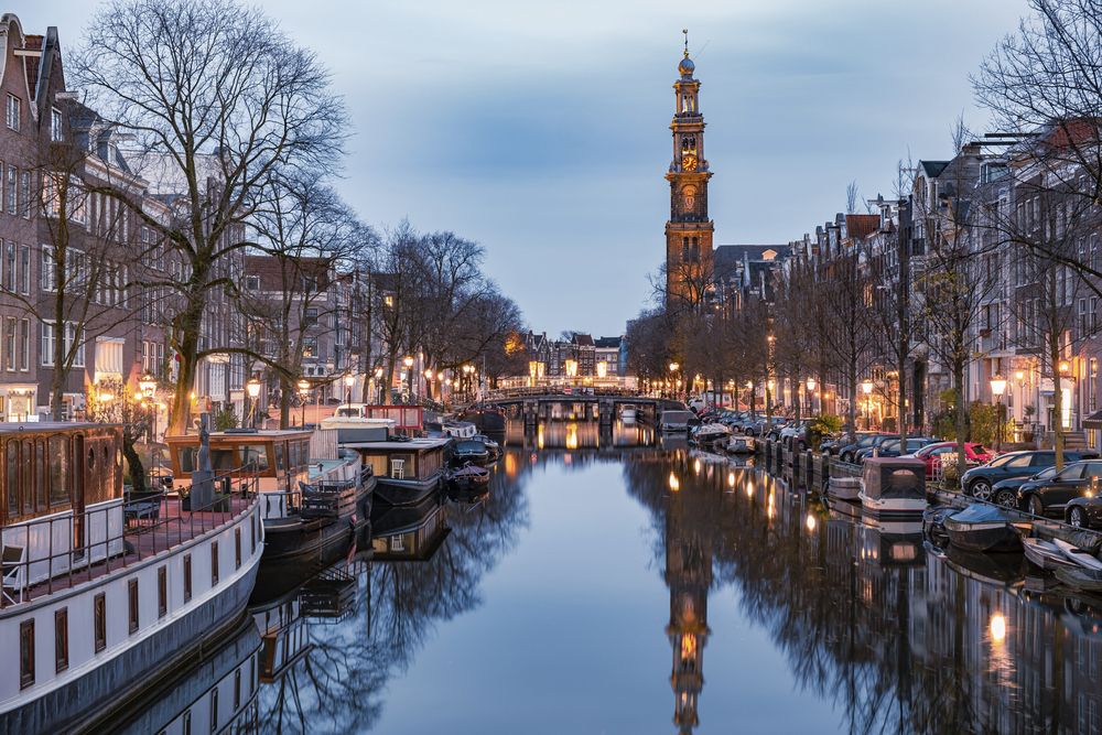 Kanal in Amsterdam im Winter