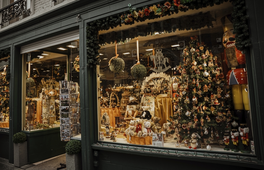 Weihnachtlich geschmücktes Schaufenster