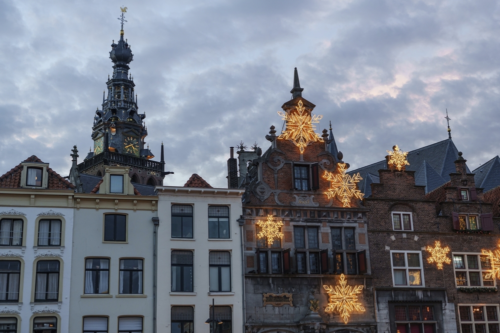 Weihnachtlich geschmückte Häuser