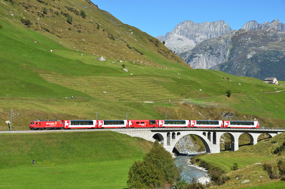 Glacier Express in der Nähe des Matterhorns