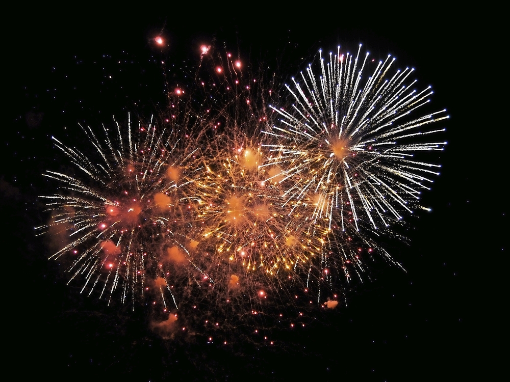 Feuerwerk am schwarze Himmel an Silvester