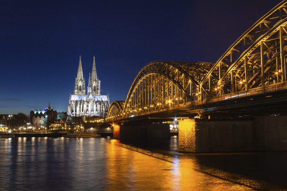 Der Kölner Dom und der Rhein bei Nacht