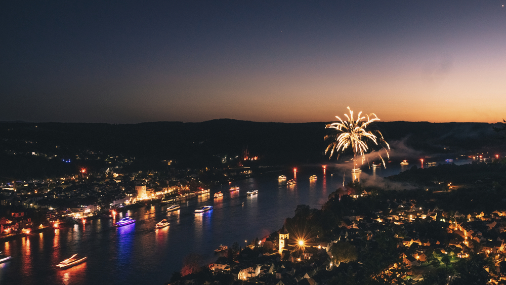 Luftansicht des Rheins bei Nacht mit Feuerwerk