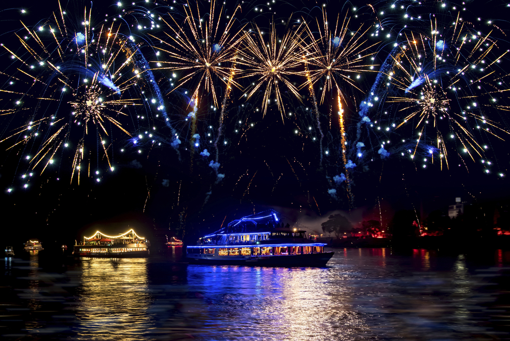 Feuerwerk über dem Rhein in Bonn
