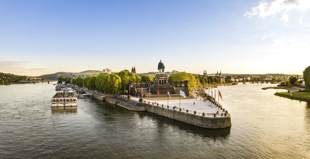 Deutsches Eck in Koblenz mit Blick auf Rhein und Mosel