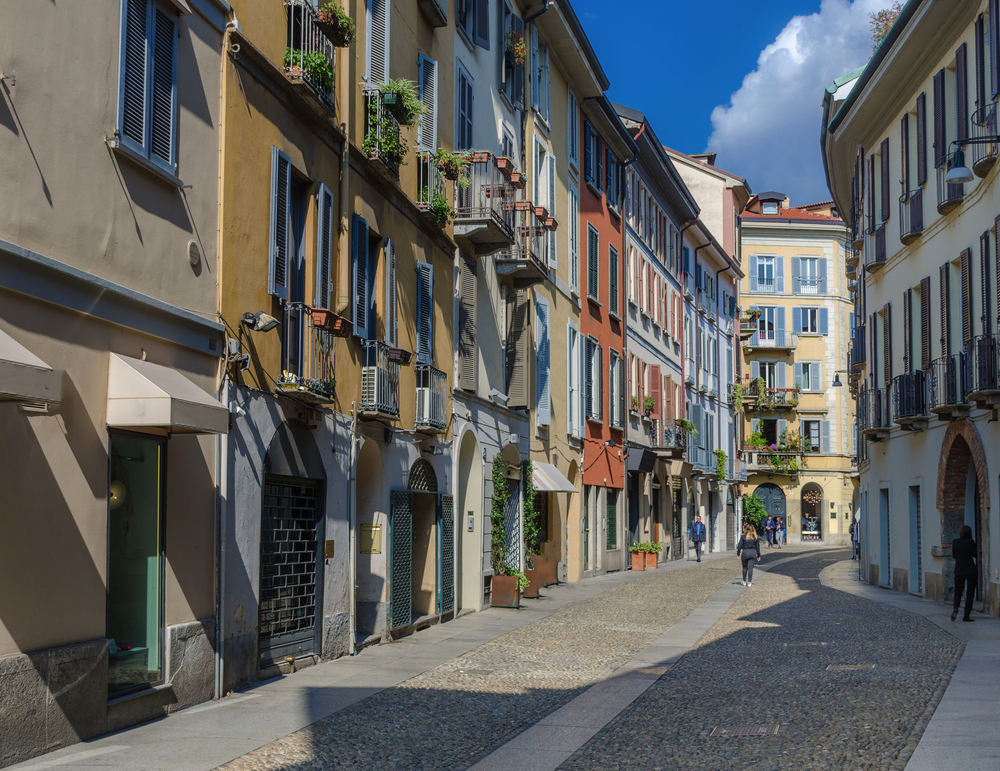 bunte Straße im angesagten Mailänder Stadtteil Brera