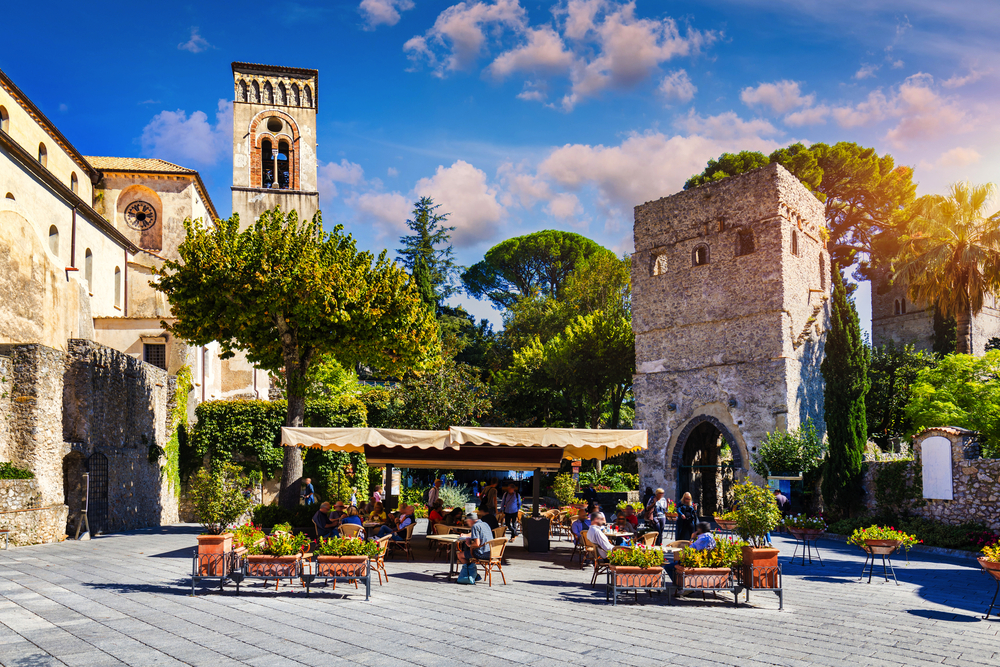 Blick auf das Dorf Ravello an der Amalfiküste in Italien