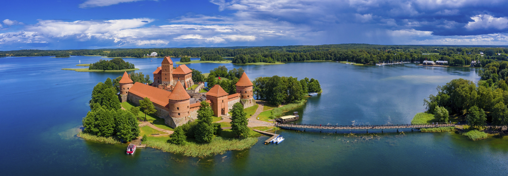 Luftbild von Trakai, über das mittelalterliche gotische Inselschloss im Galvesee